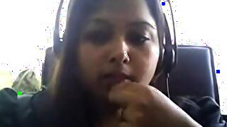 Desi hottie flaunts her curves on webcam in marathi porn video.